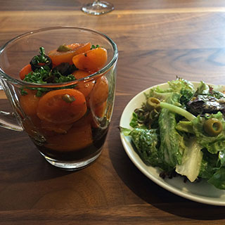 橄欖小番茄佐巴沙米可醋、生菜沙拉佐法式沙拉醬